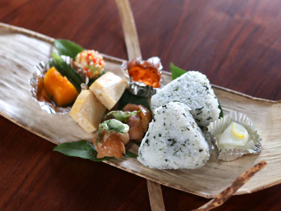 竹皮包み玉露おにぎり弁当