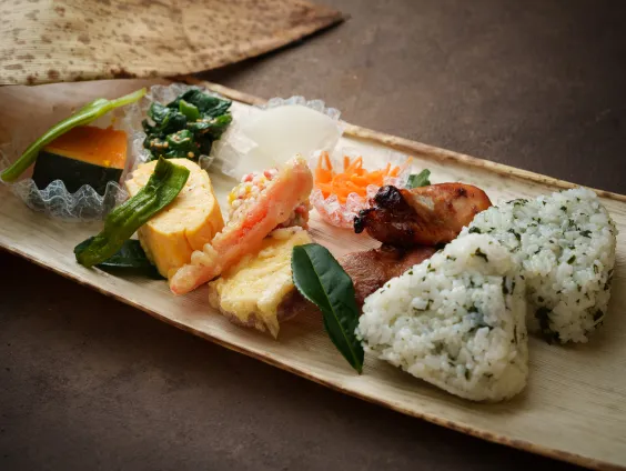 竹皮包み玉露おにぎり弁当